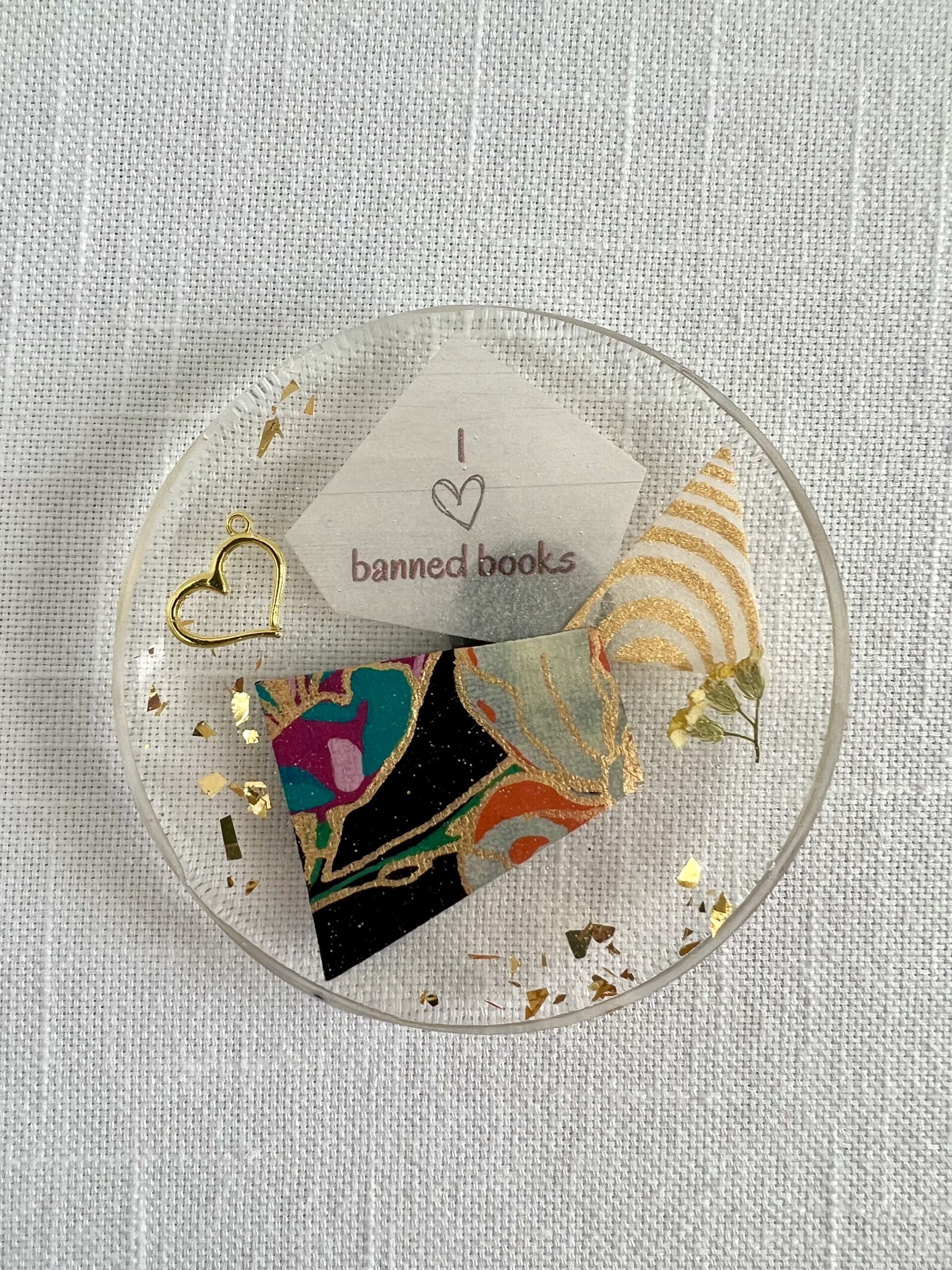 Magnet - I Love Banned Books (gold/circle) - Image 2